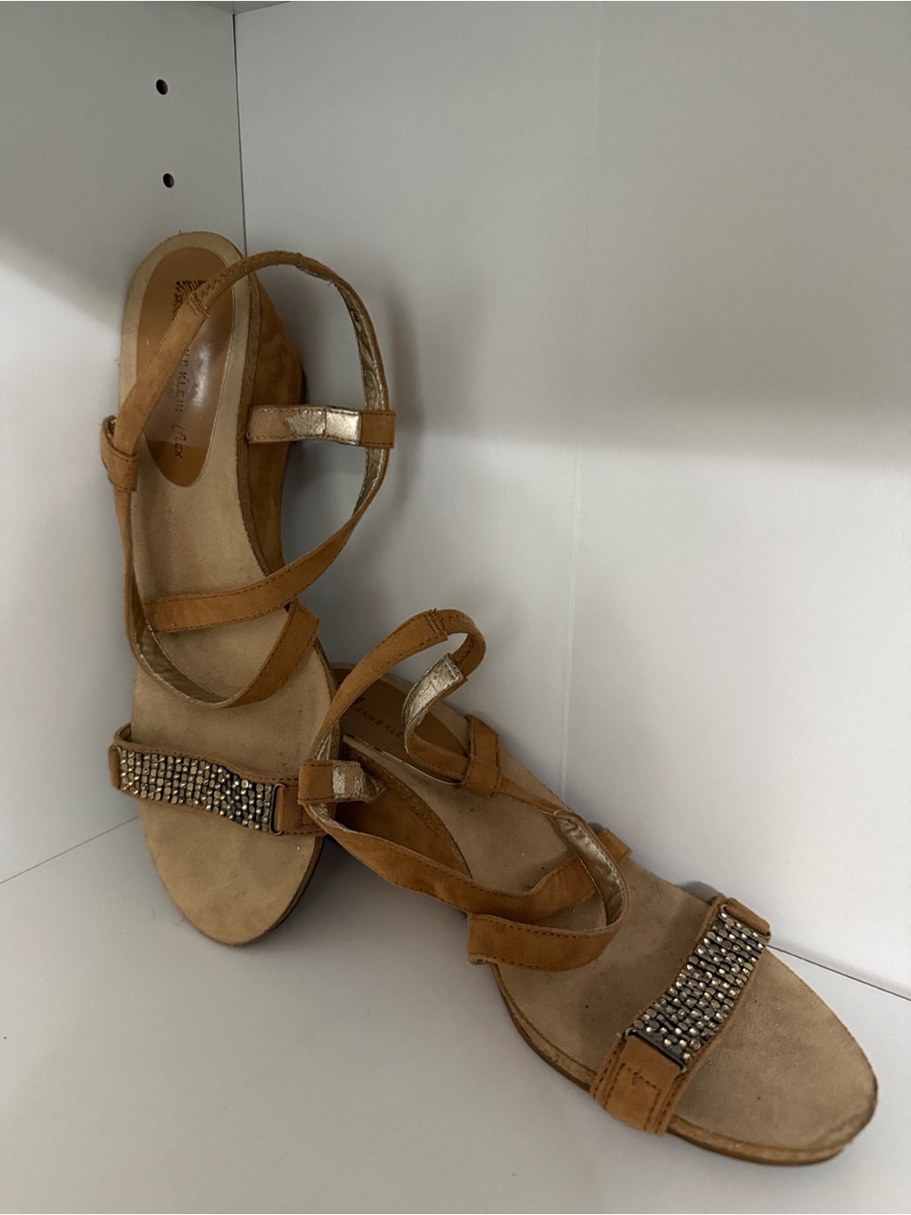 Women’s 10 Anne Klein Flex Tan Strappy Wedge Comfort Gemstone Sandals.